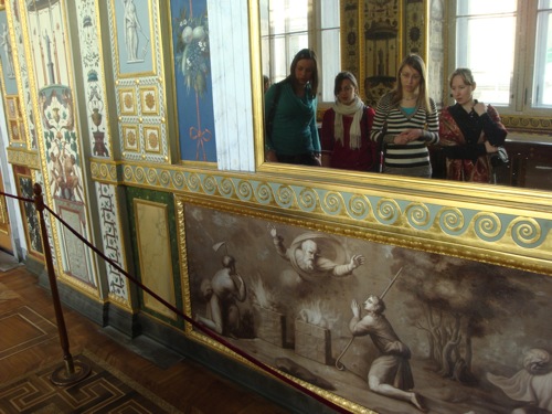Lucy, Philly, Ana and Olga admire a wall painting at the Winter Palace. 